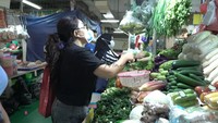Di PIK Fresh Market ini, Mayangsari juga membeli sayuran. Ada daun bawang, brussel sprout, pakis, kol, hingga 8 kilogram wortel. Foto: YouTube Mayangsari Channel