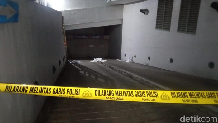 Mayat wanita ditemukan tergeletak di jalan menuju basement Hotel Karebosi Premier, Makassar.
