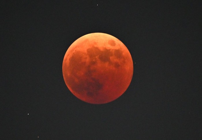 Fenomena gerhana bulan total terjadi di berbagai negara di dunia. Keindahannya sanggup membuat siapa pun terkagum-kagum.