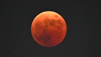 Lanjut, gerhana bulan total juga terlihat jelas di Korea Selatan, tepatnya di kawasan Goyang, Seoul.