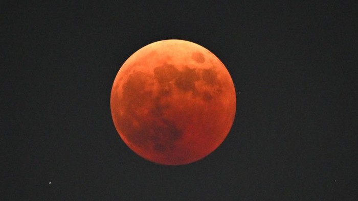 Melihat Lagi Fenomena Gerhana Bulan di Berbagai Negara Fenomena gerhana bulan total terjadi di berbagai negara di dunia. Keindahannya sanggup membuat siapa pun terkagum-kagum.