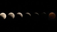 Dari Jepang, proses fenomena gerhana bulan tampak jelas dari kombinasi foto ini. Indah banget.