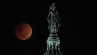 Dari atas kubah gedung Capitol dan patung kebebasan, gerhana bulan total memancarkan pesonanya di langit Washington DC, Amerika Serikat.