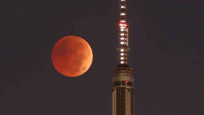 Fenomena gerhana bulan total terjadi di berbagai negara di dunia. Keindahannya sanggup membuat siapa pun terkagum-kagum.
