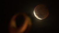 Nah, dari Indonesia penampakan gerhana bulan total juga terjadi dari langit Pontianak.