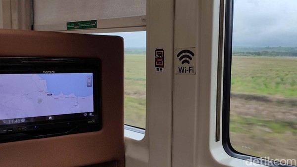 Tiap kursi KA Taksaka Luxury Sleeper memiliki layar monitor hiburan. Traveler bisa memainkan musik, film, majalah, permainan dengan remote navigasi ada di meja samping.