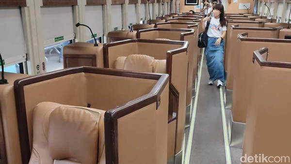 KA Taksaka Luxury Sleeper hanya memiliki 18 kursi, dengan susunannya 1-1.