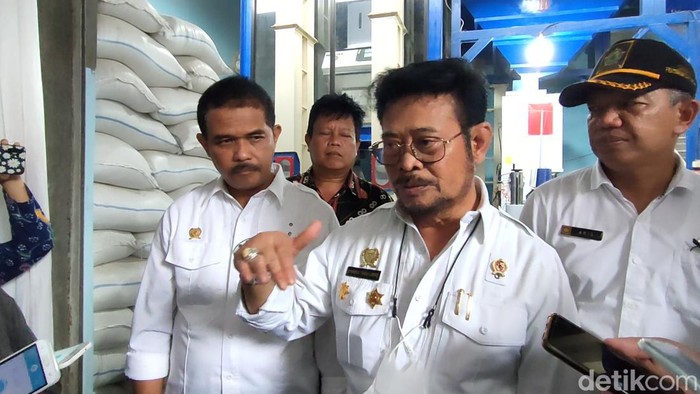 Menteri Pertanian (Mentan) Syahrul Yasin Limpo saat meninjau tempat penggilingan padi milik Gapoktan Panca Manunggal, Sogan, Wates, Kulon Progo, Rabu (9/11/2022).
