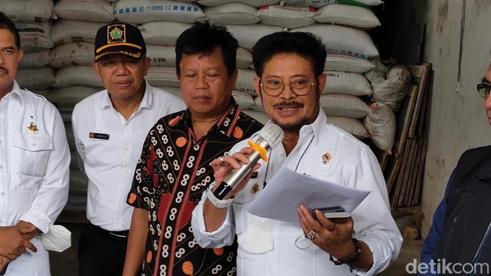 Menteri Pertanian (Mentan) Syahrul Yasin Limpo saat meninjau tempat penggilingan padi milik Gapoktan Panca Manunggal, Sogan, Wates, Kulon Progo, Rabu (9/11/2022).
