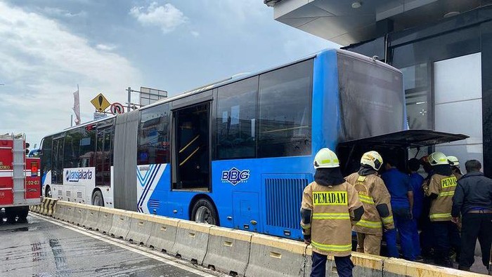 Mesin bus TransJakarta terbakar di Rawamangun, Jakarta Timur.