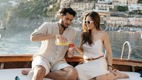 Liburan ke Italia tentu saja tak lengkap tanpa kulineran. Di atas kapal, mereka terlihat hendak menikmati racikan minuman lemon.