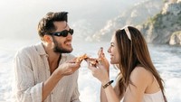 Kemesraan Wulan Guritno dan Sabda Ahessa juga terlihat dalam momen makan pizza ini. Mereka menikmati racikan pizza Italia yang tipis dan enak.