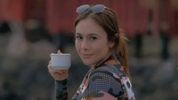Memasuki usia kepala 4, Wulan Guritno masih tampak langsing dan seksi. Ia juga selalu sempatkan minum minuman favoritnya yaitu kopi.