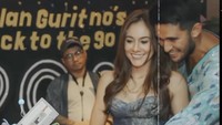 Kalau ini potret mesra Sabda Ahessa saat memberikan kejutan ulang tahun untuk sang kekasih. Mereka tampak berfoto di depan kue ulang tahun yang cantik.