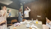 Dalam jamuan makan privat itu, tampak Sabda dan Wulan pamit lebih dulu. Mereka bersalaman dengan teman-teman artis yang ada di ruangan.