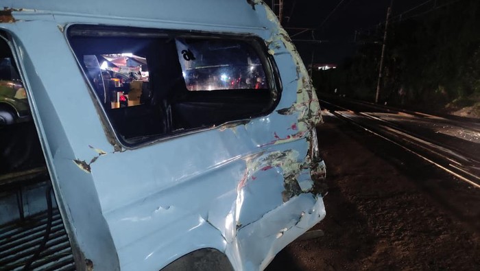 Mikrolet M16 penyok usai terserempet KRL di perlintasan Volvo, Pasar Minggu, Jaksel.
