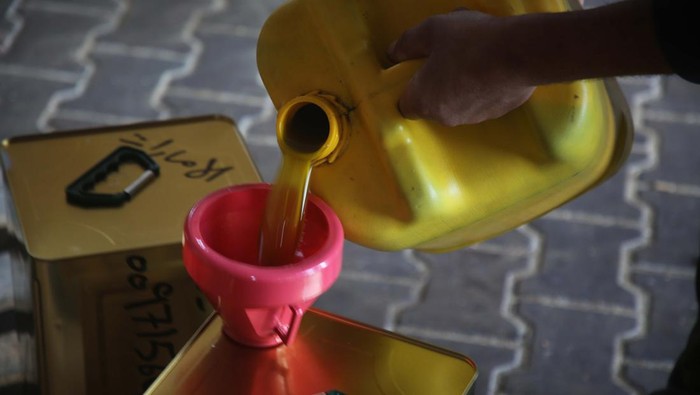 Minyak Zaitun Gaza Mengalir ke Negara-negara Arab Palestinian workers are seen hand filtering olive oil in Khan Yunis, Gaza Strip on November 07, 2022. Olive oil produced in the Gaza Strip is exported to Arab countries. (Photo by Majdi Fathi/NurPhoto via Getty Images)