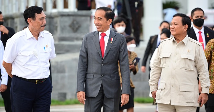 Presiden Jokowi bertolak menuju Phnom Penh, Kamboja. Luhut dan Prabowo ikut melepas keberangkatan Jokowi.