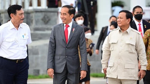 Presiden Jokowi bertolak menuju Phnom Penh, Kamboja. Luhut dan Prabowo ikut melepas keberangkatan Jokowi.