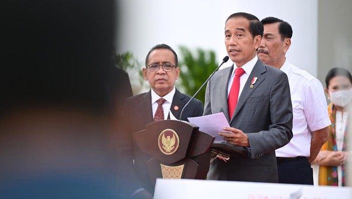Presiden Jokowi bertolak menuju Phnom Penh, Kamboja. Luhut dan Prabowo ikut melepas keberangkatan Jokowi.