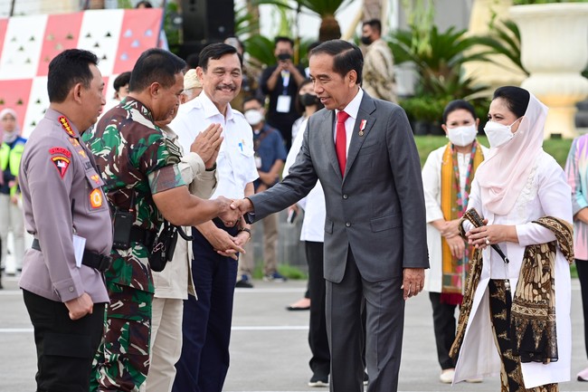 Kebaya jenis kutubaru tersebut jatuh memanjang hingga do bawah lutut kaki. Ia lalu memadukannya dengan batik motif parang kombinasi dan selanda senada. Kerudung berwarna merah muda ikut melengkapi gayanya. (Foto: Pool/Birosetpres/Muchlis Jr)