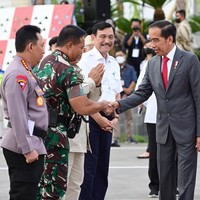 Kebaya jenis kutubaru tersebut jatuh memanjang hingga do bawah lutut kaki. Ia lalu memadukannya dengan batik motif parang kombinasi dan selanda senada. Kerudung berwarna merah muda ikut melengkapi gayanya. (Foto: Pool/Birosetpres/Muchlis Jr)