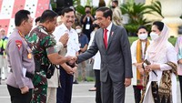 Sejumlah pejabat turut melepas keberangkatan Jokowi, dari Menko Marves Luhut Binsar Pandjaitan, Menhan Prabowo Subianto, Menhub Budi Karya Sumadi, Menteri PUPR Basuki Hadimuljono, Panglima TNI Jenderal Andika Perkasa, Kapolri Jenderal Listyo Sigit Prabowo, hingga Gubernur Bali I Wayan Koster.