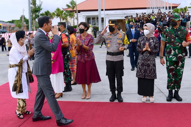 Rombongan Jokowi berangkat dari Bandara Internasional I Gusti Ngurah Rai, Bali, pada Rabu (09/11/2022) petang. Setiba di bandara tersebut, Jokowi terlihat tampil formal dengan setelan abu-abu serta kemeja putih berdasi merah. Adapun Ibu Negara menyelaraskan gayanya dengan suami dalam balutan kebaya putih. (Foto: Pool/Birosetpres/Muchlis Jr)