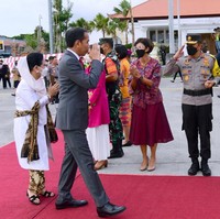 Rombongan Jokowi berangkat dari Bandara Internasional I Gusti Ngurah Rai, Bali, pada Rabu (09/11/2022) petang. Setiba di bandara tersebut, Jokowi terlihat tampil formal dengan setelan abu-abu serta kemeja putih berdasi merah. Adapun Ibu Negara menyelaraskan gayanya dengan suami dalam balutan kebaya putih. (Foto: Pool/Birosetpres/Muchlis Jr)