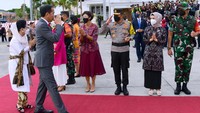 Turut mendampingi Jokowi dan Iriana dalam penerbangan menuju Phnom Penh adalah Menteri Sekretaris Negara, Kepala Protokol Negara Andi Rachmianto, Sekretaris Militer Presiden Laksda TNI Hersan, Komandan Paspampres Marsda TNI Wahyu Hidayat Sudjatmiko, serta Deputi Bidang Protokol, Pers, dan Media Sekretariat Presiden Bey Machmudin. Sementara itu, Menteri Luar Negeri Retno Marsudi telah mendahului ke Phnom Penh untuk menyiapkan kedatangan Presiden Jokowi.