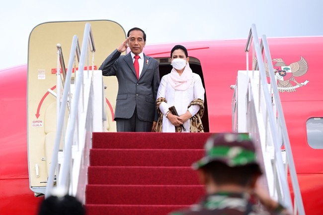 Presiden Joko Widodo bertolak ke Kamboja untuk menghadiri Konferensi Tingkat Tinggi (KTT) ASEAN ke-40 dan ke-41. Ikut mendampinginya, Iriana Jokowi yang memakai kebaya dengan padanan sandal mewah. (Foto: Pool/Birosetpres/Muchlis Jr)