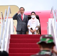 Presiden Joko Widodo bertolak ke Kamboja untuk menghadiri Konferensi Tingkat Tinggi (KTT) ASEAN ke-40 dan ke-41. Ikut mendampinginya, Iriana Jokowi yang memakai kebaya dengan padanan sandal mewah. (Foto: Pool/Birosetpres/Muchlis Jr)