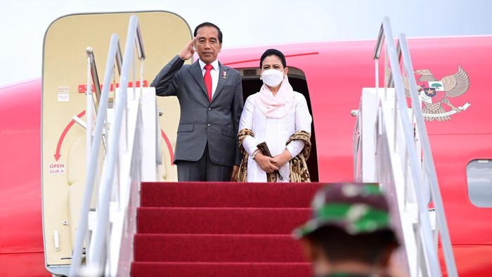 Momen Luhut-Prabowo Lepas Jokowi ke KTT ASEAN Kamboja Presiden Jokowi bertolak menuju Phnom Penh, Kamboja. Luhut dan Prabowo ikut melepas keberangkatan Jokowi.