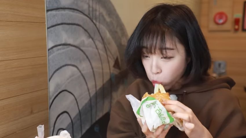 YouTuber Korea mukbang 36 menu McDonald's sampai bikin orang takjub