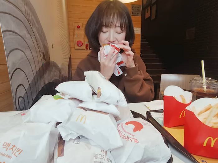 YouTuber Korea mukbang 36 menu McDonalds sampai bikin orang takjub