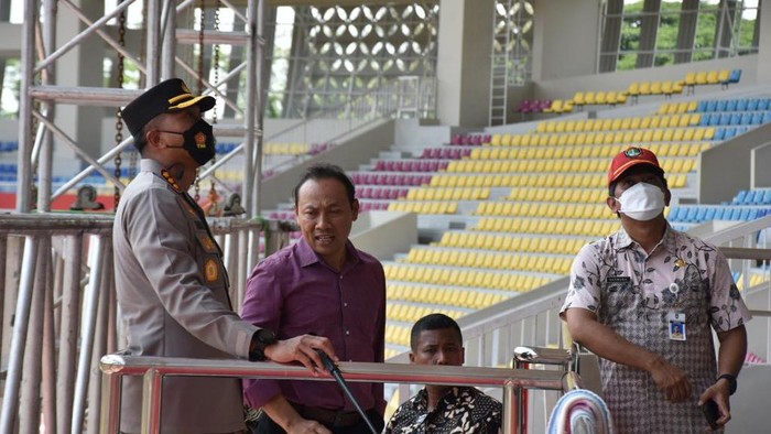 Kapolresta Solo Kombes Iwan Saktiadi, dan Wakil Rektor Bidang Kemahasiswaan UMS, Ikhwan Susilo saat meninjau Stadion Manahan Solo, Rabu (9/11/2022).