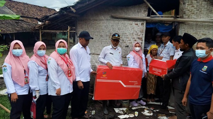 Gubuk Nenek Simot beralaskan tanah dan atap bocor segera diperbaiki