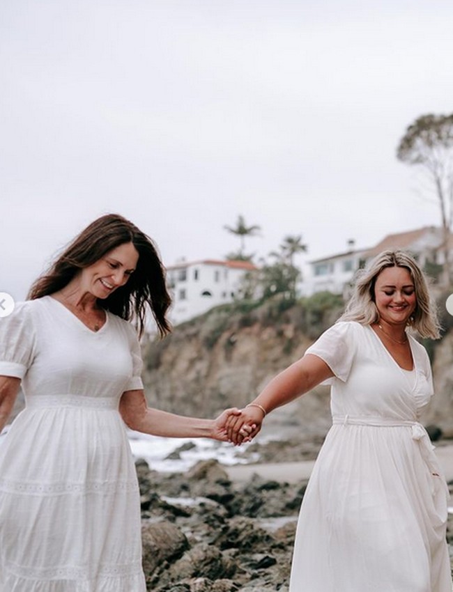Ada alasan mulia di balik kehamilannya itu. Nancy menawarkan rahim pengganti untuk mengandung anak putranya Jeff Hauck dan istrinya Cambria.  Istri Jeff tidak bisa hamil lagi karena histerektomi atau pengangkatan rahim. Foto dok. Instagram/ @cambriairene