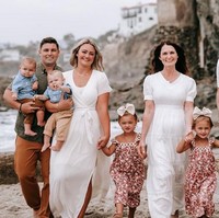 Kehamilan Nancy tersebut menjadi momen indah bagi keluarganya. Hingga mengabadikan momen tersebut dalam potret keluarga. Ada suami Nancy, Jeff dan istrinya beserta keempat anaknya. Foto: dok. Instagram/ @cambriairene