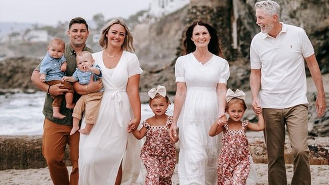 Kehamilan Nancy tersebut menjadi momen indah bagi keluarganya. Hingga mengabadikan momen tersebut dalam potret keluarga. Ada suami Nancy, Jeff dan istrinya beserta keempat anaknya. Foto: dok. Instagram/ @cambriairene