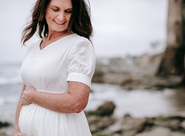 Inilah potret Nancy Hauck yang hamil anak putranya. Kehamilan Nancy tentu saja cukup berisiko, mengingat usianya sudah 56 tahun. Foto: dok. Instagram/ @cambriairene