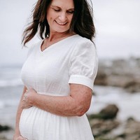 Inilah potret Nancy Hauck yang hamil anak putranya. Kehamilan Nancy tentu saja cukup berisiko, mengingat usianya sudah 56 tahun. Foto: dok. Instagram/ @cambriairene