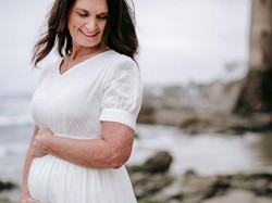 Foto: 8 Momen Nenek 56 Tahun Hamil & Melahirkan Anak Putranya