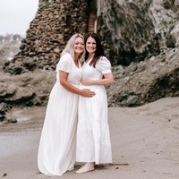 Inilah potret kehamilan Nancy. Dia berpose bersama menantunya yang tampil senada dengan dress putih.  Foto: dok. Instagram/ @cambriairene