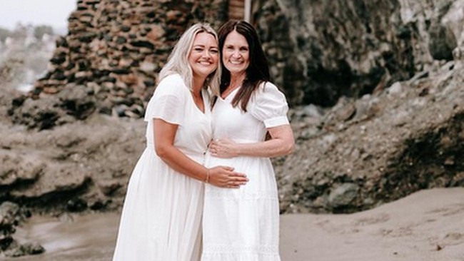 Inilah potret kehamilan Nancy. Dia berpose bersama menantunya yang tampil senada dengan dress putih.  Foto: dok. Instagram/ @cambriairene