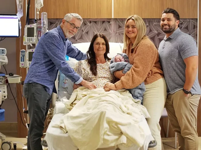 Nancy, nenek melahirkan anak putranya