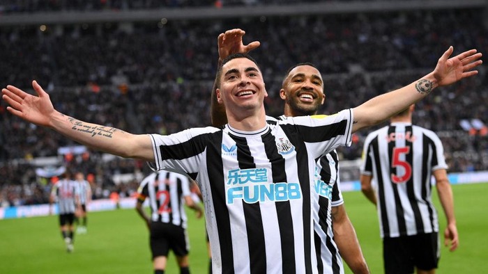 NEWCASTLE UPON TYNE, ENGLAND - OCTOBER 29: Miguel Almiron of Newcastle United celebrates after scoring their sides fourth goal with Callum Wilson during the Premier League match between Newcastle United and Aston Villa at St. James Park on October 29, 2022 in Newcastle upon Tyne, England. (Photo by Stu Forster/Getty Images)