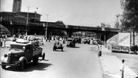 Kali ini ada sebuah jalanan di Surabaya yang penuh dengan sejumlah truk jadul dari tantara Jepang. Foto ini diambil sekitar tahun 1940.