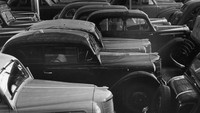 Pada 1950 terlihat sejumlah mobil Vauxhall dari Opel usai perakitan di sebuah pabrik di Jawa.