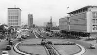 Kali ini ada penampaan Jalan MH Thamrin yang dijepret pada April 1969.